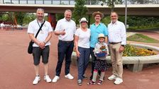 Freuen sich über 250.000 Besucher auf der Landesgartenschau: LGS-Pressereferent Mark Masuch, LGS-Geschäftsführer Stefan Powolny, Leo, Andy und Ronja Schopf sowie Ellwangens Bürgermeister Volker Grab (von links). Foto: LGS GmbH.