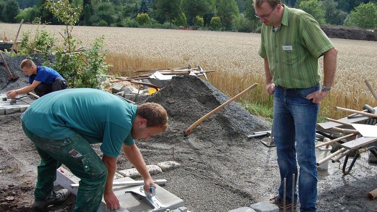 Prüfer beobachtet die Arbeit eines Auszubildenden im Garten- und Landschaftsbau. Bild: https://commons.wikimedia.org/wiki/User:Seeteufel Prüfer beobachtet die Arbeit eines Auszubildenden im Garten- und Landschaftsbau. Bild: https://commons.wikimedia.org/wiki/User:Seeteufel