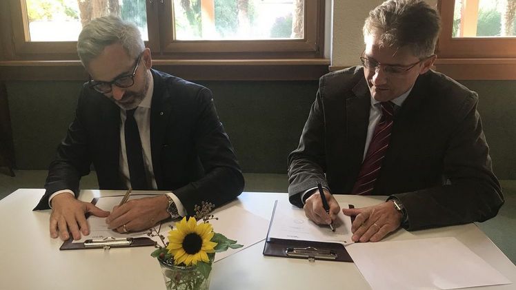 Laimburg-Direktor Michael Oberhuber und Agrion-Präsident Giacomo Bellari unterzeichnen die Rahmenvereinbarung. Bild: ©Versuchszentrum Laimburg. 