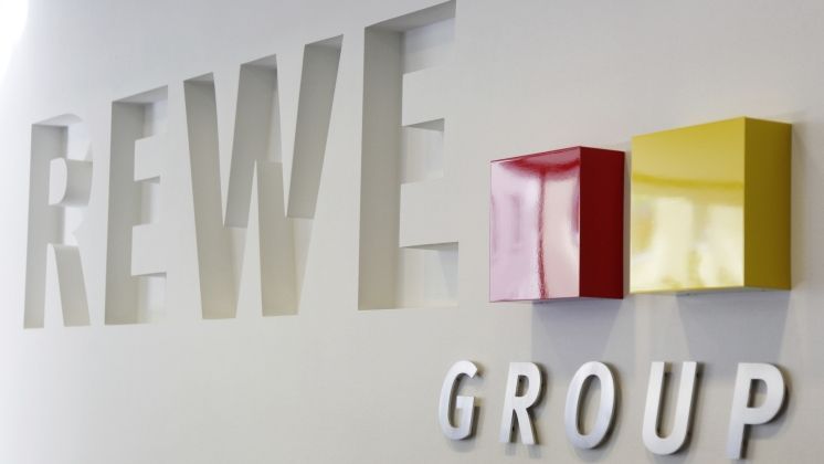 Die REWE Group zeigt sich im Geschäftsbericht 2024 kerngesund und wählt Stefan Lenk zum Nachfolger von Erich Stockhausen als Aufsichtsratsvorsitzenden.