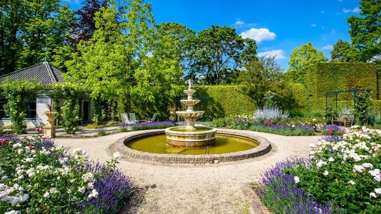 In den zehn verschiedenen Rosenparterres des barocken Rosariums findet sich so manche romantische Ecke zum Dahinträumen für große und kleine Besucher. Bild: Schlossgärten Arcen.