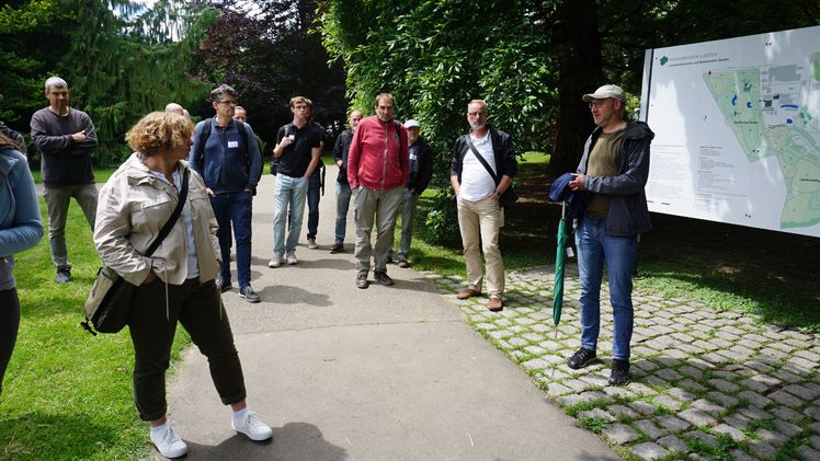 Führung mit Dr. Robert Gliniars, Kustos der Hohenheimer Gärten durch den Park. Bild: VGL BW.