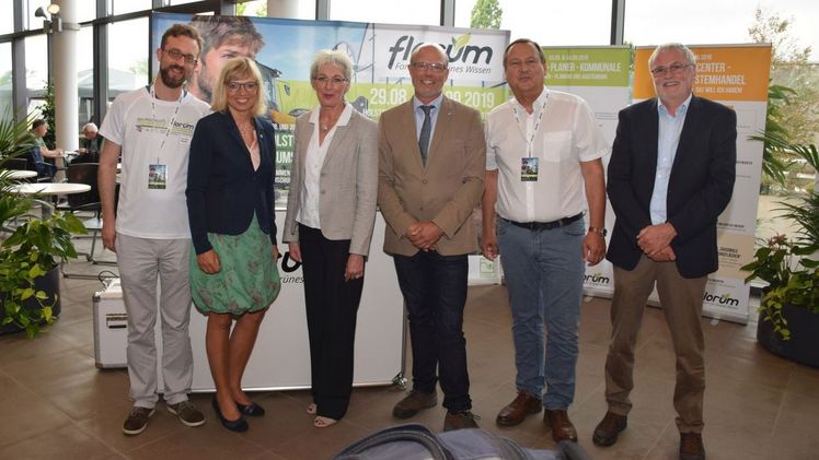Staatssekretärin Dr. Dorit Kuhnt eröffnete die Fachmesse florum 2019 im Gartenbauzentrum Schleswig-Holstein. Von links nach rechts: Jan-Peter Beese, Leiter des Gartenbauzentrums der Landwirtschaftskammer in Ellerhoop, Ute Volquardsen, Präsidentin der Landwirtschaftskammer Schleswig-Holstein, Dr. Dorit Kuhnt, Staatssekretärin im Ministerium für Energiewende, Land-wirtschaft, Umwelt, Natur und Digitalisierung des Landes Schleswig-Holstein, Axel Huckfeldt, Vorsitzender BdB Schleswig-Holstein, Dr. Frank Schoppa, Geschäftsführer der Fachmesse florum und Dr. Heinrich Lösing, Organisator der Fachmesse Baumchultechnik., Foto: florum.sh, M. Wienert.