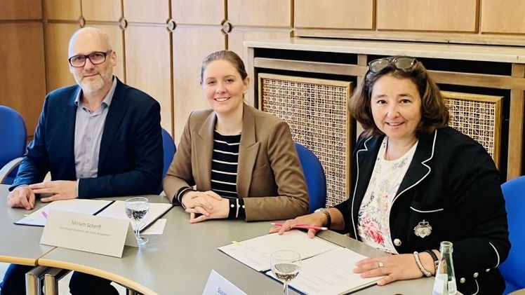 Freuen sich über die Unterzeichnung, v.l.: Gero Heck, Geschäftsführer relais Landschaftsarchitekten, Miriam Scherff, Oberbürgermeisterin Stadt Wuppertal sowie Susanne Brambora-Schulz, Geschäftsführung BUGA Wuppertal 2031 gGmbH