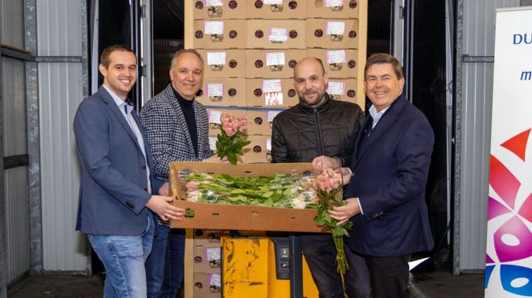Als der Container in Aalsmeer ankam, waren Patrick van der Weg und Peter van Wijk von Nini Flowers zusammen mit Harry Brockhoff und Marcel Zandvliet von der DFG anwesend. Bild: DFG.