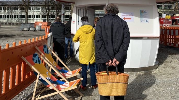 Warteschlangen am neuen Milchpilz, dem Vorverkaufsstandort am Festplatz gegenüber der Gartenschau GmbH. Bild: Landesgartenschau Wangen/Daria Artemieva.