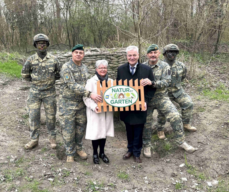 Gefreiter Tobias Schöffthaler, NÖ Militärkommandant Georg Härtinger, Amtsdirektorin Elisabeth Cepera, Landesrat Anton Kasser, Kommandant Michael Fuchs und Gefreiter Fabian Frilles. Bild: © „Natur im Garten".