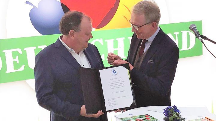 QS-Geschäftsführer Dr. Hermann-Josef Nienhoff überreichte die Ehrennadel auf der „Blauen Stunde“ und bedankte sich im Namen aller Gesellschafter und des gesamten QS-Teams für die erfolgreiche und vertrauensvolle Zusammenarbeit. Bild: QS.