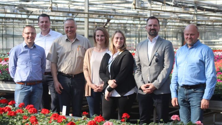 Informationsaustausch zur aktuellen Lage zwischen Betrieben und ZVG-Vertretern: (v.l.n.r.) Stefan Schulz, Vizepräsident des WVG, Dirk Matuszewski, Geschäftsführer der Gartenbauzentrale, Frank Silze, Vorsitzender Fachgruppe Jungpflanzen, Elisa Markula, die neue Geschäftsführerin der Fachgruppe Jungpflanzen, Laura Lafuente, die angehende Geschäftsführerin der Bundesfachgruppe Gemüsebau, Bertram Fleischer, Generalsekretär des Zentralverbandes Gartenbau (ZVG), Thomas Albers, Vorsitzender Fachgruppe Gemüsebau Norddeutschland. Foto: Silze.