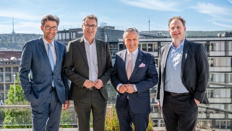 Esslingens Oberbürgermeister Matthias Klopfer (v.l), VRS-Regionaldirektor Dr. Alexander Lahl, Stuttgarts Oberbürgermeister Dr. Frank Nopper und der Ludwigsburger Oberbürgermeister Dr. Matthias Knecht bei der Vorstellung des Planungsteams zur Erstellung einer Machbarkeitsstudie für die BUGA 2043. Foto: Landeshauptstadt Stuttgart/Weichelt.