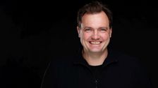 Alexander Graf referiert zum Thema.  "Plattformen gegen den Rest - warum auch Amazon Angst vor TEMU hat". Bild: privat, IVG.