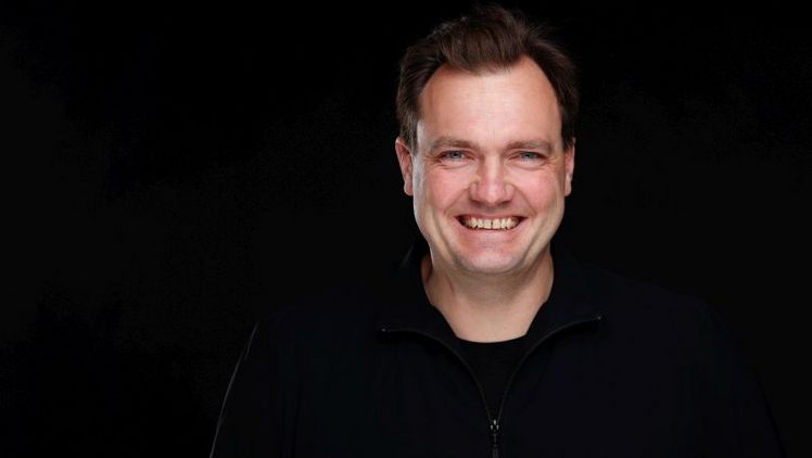 Alexander Graf referiert zum Thema.  "Plattformen gegen den Rest - warum auch Amazon Angst vor TEMU hat". Bild: privat, IVG.
