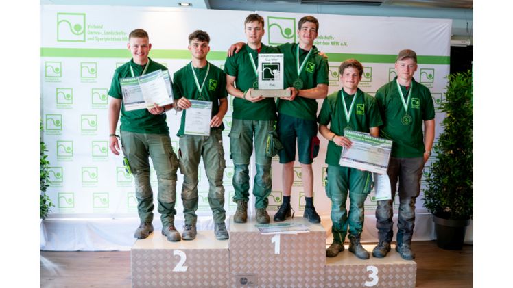 Die sechs besten Auszubildenden des Landschaftsgärtner-Cups NRW 2026: Platz 2: Henry Mehlmann und Danny Krahn, Michael Holzweiler GmbH, Bielefeld; Platz 1: Leon Keller und Marvin Mühlhoff, Gartenplan Esken & Hinrichs, Leichlingen; Platz 3: Leon Witt und Finn Bogdanski, Kramer Garten GmbH, Olpe. Bild: VGL NRW/Wolfram Schubert.