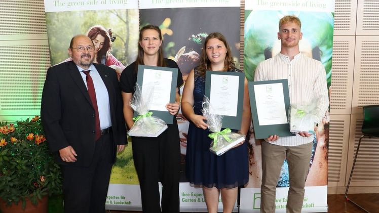 v.l.: Gerhard Zäh, Präsident des VGL Bayern, bei der Auszeichnung der drei besten  Technikerinnen und Techniker in der Fachrichtung GaLaBau: Nadine Lang, Simone Schwarz und Fabian Schmitz. Bild: Jochen Henning, VGL Bayern.