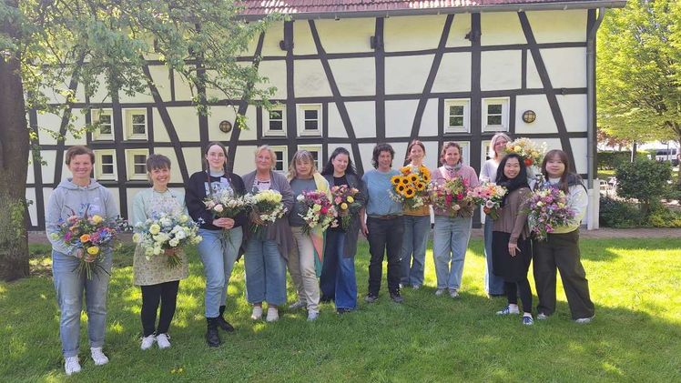 Hochmotiviert sind die Teilnehmer*innen des speziellen FDF-Programms "Floral-Practitionier", das sich gezielt an Quereinsteiger in der Floristik richtet. Bild: FDF.