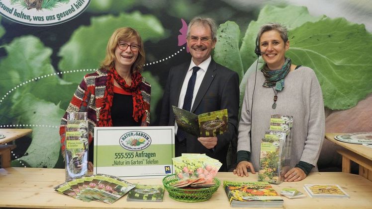"Natur im Garten" Telefon Leiterin Elisabeth Koppensteiner, Landesrat Karl Wilfing und die stellvertretende "Natur im Garten" Telefon Leiterin Christina Wundrak. Bild: "Natur im Garten". "Natur im Garten" Telefon Leiterin Elisabeth Koppensteiner, Landesrat Karl Wilfing und die stellvertretende "Natur im Garten" Telefon Leiterin Christina Wundrak. Bild: "Natur im Garten".