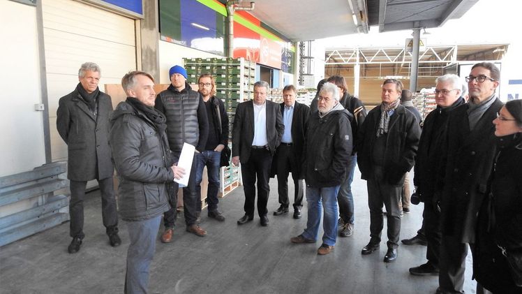 Berliner Wirtschaftspolitikerinnen und -politiker des Wirtschaftsausschusses des Abgeordnetenhauses diskutieren vor Ort bei der IG LFC BERLIN über die innovativen Pläne zur „Neuordnung des Frische- und Lebensmittelgroßhandels in Berlin“. 