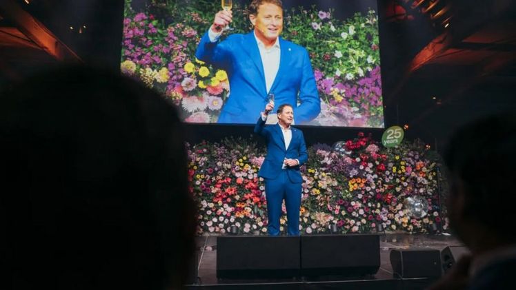 Jan van Dam, CEO der DFG, hebt das Glas auf die vergangenen 25 Jahre. Bild: Dutch Flower Group.