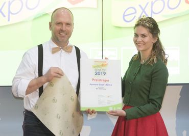 Anne Obrecht, erste Erdbeerkönigin von Baden-Württemberg, übergibt den expoDirekt-Innovationspreis an Daniel Birkhofer, TÜTLE Apomore, für das bienenwachsbeschichtete Graspapier BEE-Paper Wax. Bild: VSSE.