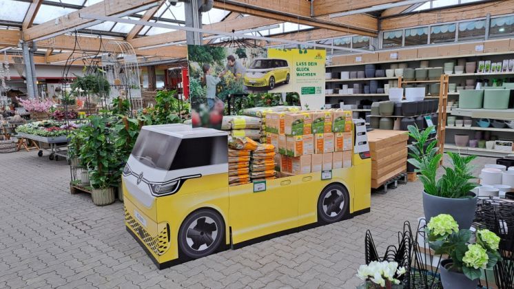Für hohe Aufmerksamkeit sorgt ein auffälliges Display im Design des Volkswagen ID. Buzz am Point of Sale, bestückt mit saisonal relevanten Produkten. Bild: Neudorff.