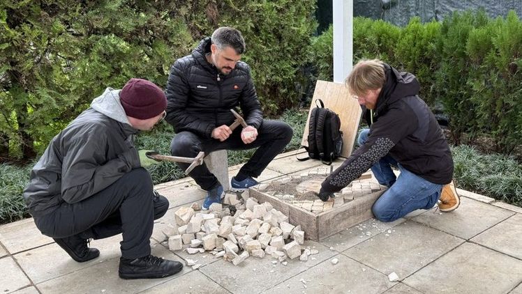 Ausbilder von bayerischen GaLaBau-Betrieben bei ihren Übungen in der Pflasterkunst calçada