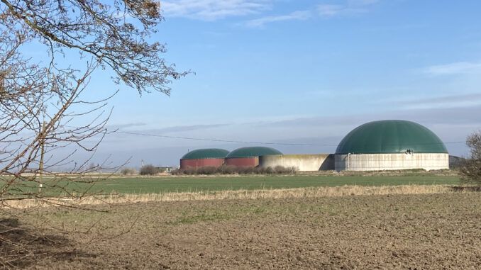 Biogasanlagen können Strom bedarfsgerecht erzeugen und haben somit dieselben Vorteile wie Gaskraftwerke, die dann betrieben werden, wenn Wind- und Solarstrom fehlen. Foto: Landvolk.