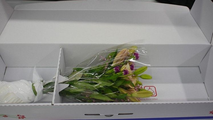 Die typische Form der Blumenlieferung: Ein gebundener und gesicherter Strauß mit einem Wasserreservoir im Pappkarton (hier: Lidl).    Foto: CHIP. 