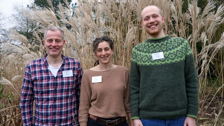 Die Insektenexperten und Partner des Bundes deutscher Staudengärtner: (v.l.) Henri Greil, JKI Braunschweig, Jessica Gabler, TH OWL Höxter und Felix Bossong, JKI Braunschweig. Bild: BdS/ Banse.