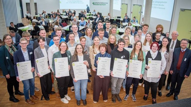 37 Frauen und Männer sind in Hannover-Ahlem von der Landwirtschaftskammer Niedersachsen für ihre herausragenden Prüfungsleistungen in der Aus- und Fortbildung geehrt worden. Bild: Ehrecke/Landwirtschaftskammer Niedersachsen.