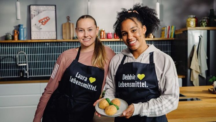 Premium Partner und Ernährungsexperte, vor Ort und zu Hause: EDEKA-Verbund begleitet Team Deutschland bei den Olympischen Winterspielen 2026. V.l.n.r.): Bobfahrerinnen Laura Nolte und Deborah Levi. Bild: © EDEKA.