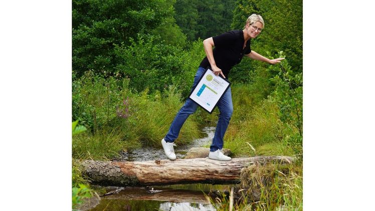 Balanceakt: Nachhaltiges Handeln erfordert für Unternehmer-innen wie Mariel Kleeschulte-Vrochte einen Balanceakt zu schaffen zwischen wirtschaftlichen, ökologischen und sozialen Aspekten. Bild: Kleeschulte.