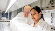 Christopher Grefen (links) und Khushbu Kumari untersuchen im Labor, wie Pfanzen Spaltöffnungen entwickeln. Bild: © RUB, Marquard.