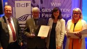 8. Den Ehrenpreis der Gesellschaft für Dauergrabpflege Westfalen-Lippe mbH für die besondere Leichtigkeit in der Gestaltung des Grabes im Zusammenspiel mit einem anspruchsvollen Denkmal erhielt Blumenhaus Gisela Wihl aus Kulmbach (v.l.n.r.: Preisstifter Ralf Harbaum, Rudolf Wiehl, Birgit Ehlers-Ascherfeld, Renate Behrmann). Bild: BdF, Bonn/Margit Wild.