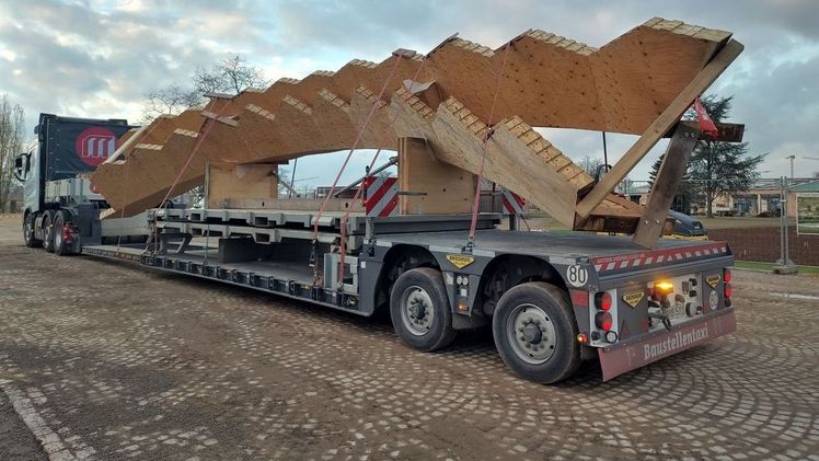 Die Stützbögen dienen der seitlichen  Stabilisierung der wabenförmigen Segmentplatten. Bild: BUGA 23.