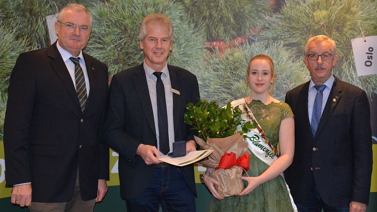 Klaus Groß, Bürger­meister der Stadt Wester­tede, wurde jetzt mit der Medaille "Für Verdienste um die deutschen Baumschulen“ ausgezeichnet. Bild: BdB.