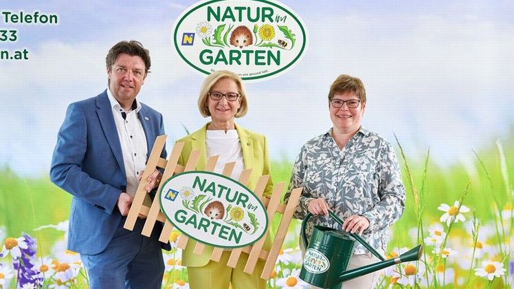 v.l.n.r.: "Natur im Garten" Geschäftsführer Matthias Wobornik, Landeshauptfrau Johanna Mikl-Leitner und "Natur im Garten" Geschäftsführerin Christa Lackner. Bild: © NLK Pfeiffer.