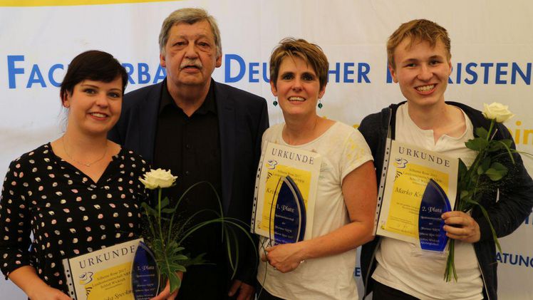 Glückliche Sieger! Franziska Speckmann, FDF-Präsident Helmuth Prinz, Kristina Hommers und Makro Kriechmus (v.l.n.r.). Bild: FDF.