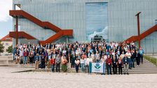 Teilnehmende und Organisationsteam des ISHS-Symposiums vor dem D1-Gebäude der Hochschule Weihenstephan-Triesdorf in Freising. Bild: Josef Gangkofer.