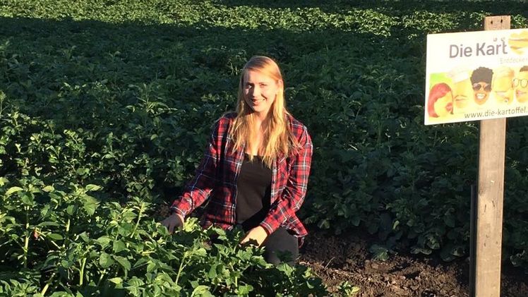 Preisträgerin und Jungbäuerin Melanie Schmitt inmitten ihrer Kartoffelpflanzen. Bild: KMG.