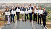 Mit Unterzeichnung des Durchführungsvertrages ist die Internationale Gartenausstellung am Tagebau Garzweiler 2037 formell besiegelt. Von links: Claudia Schwan-Schmitz (Technische Beigeordnete der Stadt Mönchengladbach), Sascha Solbach (Bürgermeister von Bedburg), Dr. Achim Schloemer (Geschäftsführer Deutsche Bundesgartenschau-Gesellschaft), Dr. Philipp Zeimetz (Abteilungsleiter Genehmigungen und regionaler Wandel RWE Power), der Bürgermeister von Jüchen Philipp Sieben, Stephan Muckel (Bürgermeister von Erkelenz und Verbandsvorsteher), der Bürgermeister der Landgemeinde Titz Jürgen Frantzen, Volker Mielchen (Geschäftsführer Zweckverband LANDFOLGE Garzweiler) sowie Dr Gregor Bonin, Mönchengladbach. Foto: Zweckverband LANDFOLGE Garzweiler