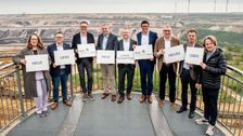 Mit Unterzeichnung des Durchführungsvertrages ist die Internationale Gartenausstellung am Tagebau Garzweiler 2037 formell besiegelt. Von links: Claudia Schwan-Schmitz (Technische Beigeordnete der Stadt Mönchengladbach), Sascha Solbach (Bürgermeister von Bedburg), Dr. Achim Schloemer (Geschäftsführer Deutsche Bundesgartenschau-Gesellschaft), Dr. Philipp Zeimetz (Abteilungsleiter Genehmigungen und regionaler Wandel RWE Power), der Bürgermeister von Jüchen Philipp Sieben, Stephan Muckel (Bürgermeister von Erkelenz und Verbandsvorsteher), der Bürgermeister der Landgemeinde Titz Jürgen Frantzen, Volker Mielchen (Geschäftsführer Zweckverband LANDFOLGE Garzweiler) sowie Dr Gregor Bonin, Mönchengladbach. Foto: Zweckverband LANDFOLGE Garzweiler
