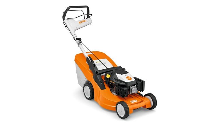 Der Benzin-Rasenmähers RM 448 PC von STIHL ist mit einem Komfortlenker ausgestattet. Dieser erleichtert das Manövrieren entlang von Büschen und ermöglicht die einfache Fangkorbentnahme. Zudem entlastet der Hinterradantrieb den Anwender spürbar beim Mähen, das kompakte Design sorgt darüber hinaus für Wendigkeit und eine leichte Handhabung. Bild: STIHL.