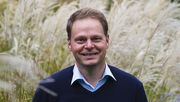 Professor Cassian Schmidt leitet seit 1998 den Schau- und Sichtungsgarten Hermannshof in Weinheim und hat eine Professur an der Geisenheim University im Fach Pflanzenverwendung. Foto: Cassian Schmidt/BGL.