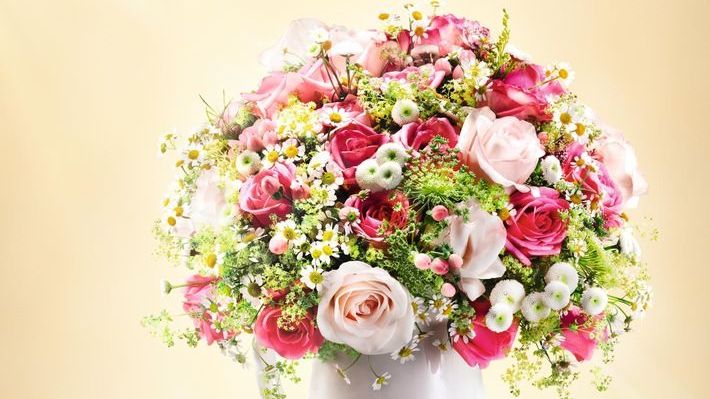 Am 13. Mai ist Muttertag! Der Fleurop-Strauß "Die Bezaubernde" ist einer von 24 Blumenkreationen aus der aktuellen Muttertagskollektion. Bild: obs/Fleurop AG/Idris Kolodziej