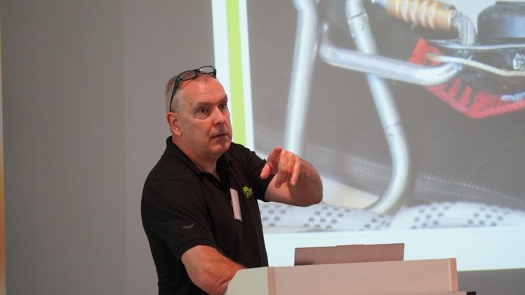 Carsten Beinhoff, SVLFG, verdeutlichte den Baumpflegenden anhand von Unfällen aus der Praxis die Notwendigkeit, sich an Sicherheitsmaßnahmen zu halten. Bild: FvB/ Banse. 