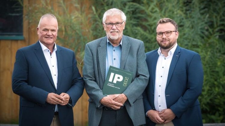 V.l.: Claus Schliecker, Vorsitzender Bundesfachgruppe Obstbau, Prof. Dr. Werner Dierend, Hochschule Osnabrück, Projektleiter und Nico Sachs, Hochschule Osnabrück, Projektmitarbeiter. Bild: © Magnus Contzen | projekt m/c GmbH.