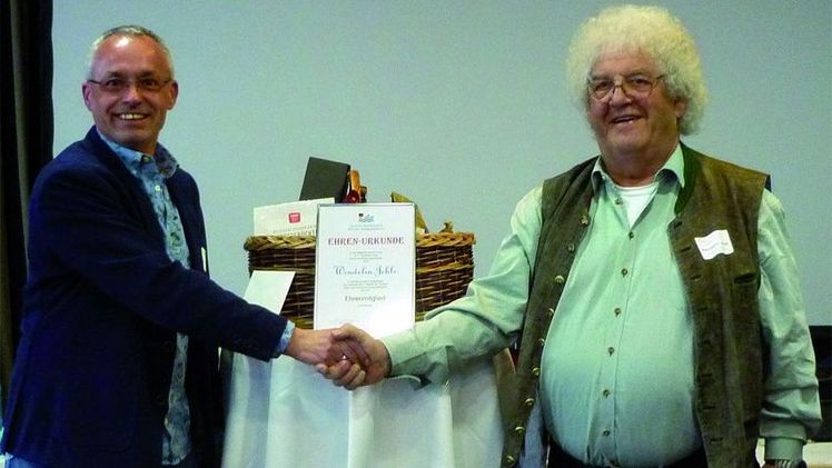 Thomas Kippels-Ohlhoff (links), der 1. Vizepräsident der DGfnB, gratuliert Wendelin Jehle zur Ehrenmitgliedschaft. Bild: DGfnB.