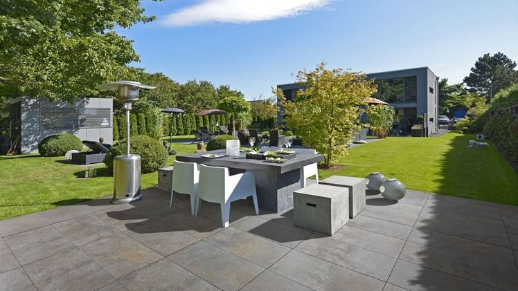 Die Gestaltungsplatte Taja Betonplus in rostrot lässt sich stilübergreifend kombinieren. Durch ihre Geradlinigkeit wirkt sie sehr elegant. Bild: Kann GmbH Bauwerkstoffe. Die Gestaltungsplatte Taja Betonplus in rostrot lässt sich stilübergreifend kombinieren. Durch ihre Geradlinigkeit wirkt sie sehr elegant. Bild: Kann GmbH Bauwerkstoffe.