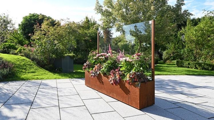 Auch aus dem Trend-Material Cortenstahl ist der Pflanzkasten erhältlich. In dieser Ausführung verleiht er mithilfe seiner einzigartigen Patina jeder Freifläche einen besonderen Charme. Foto: Richard Brink GmbH & Co. KG.