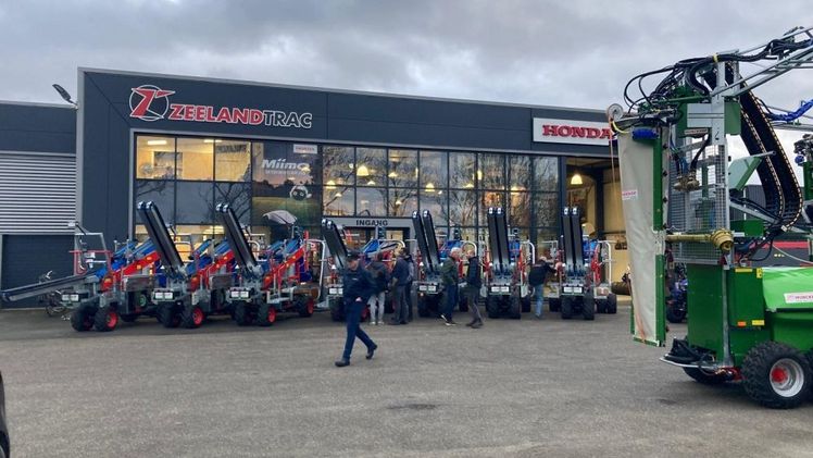 Festliche Lieferung von 7 elektrischen Pluk-O-Traks und VariMAS 3-Reihensprühgerät von Munckhof Fruit Tech Innovators. Bild: Munckhof. 